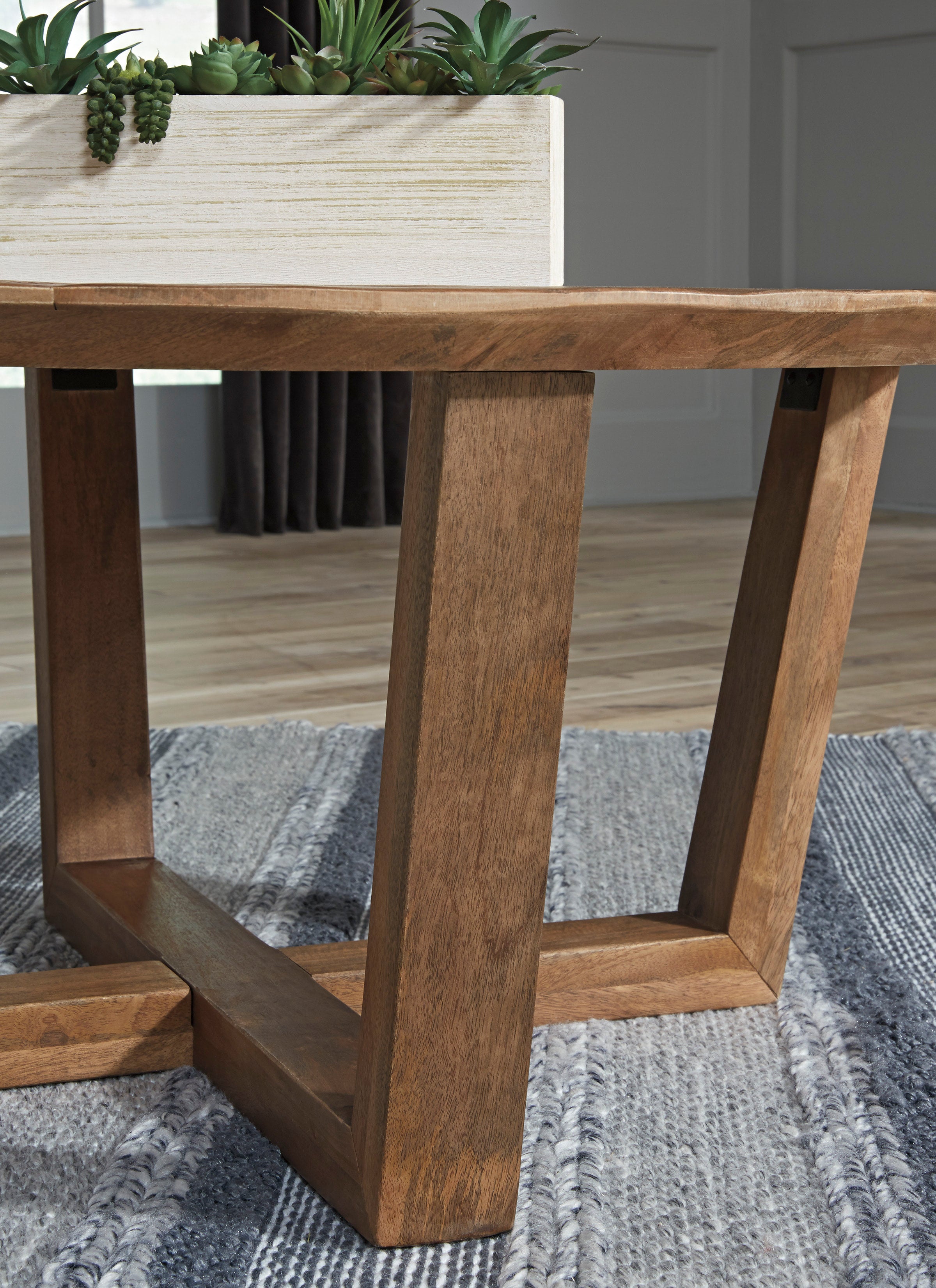 Kinnshee coffee outlet table